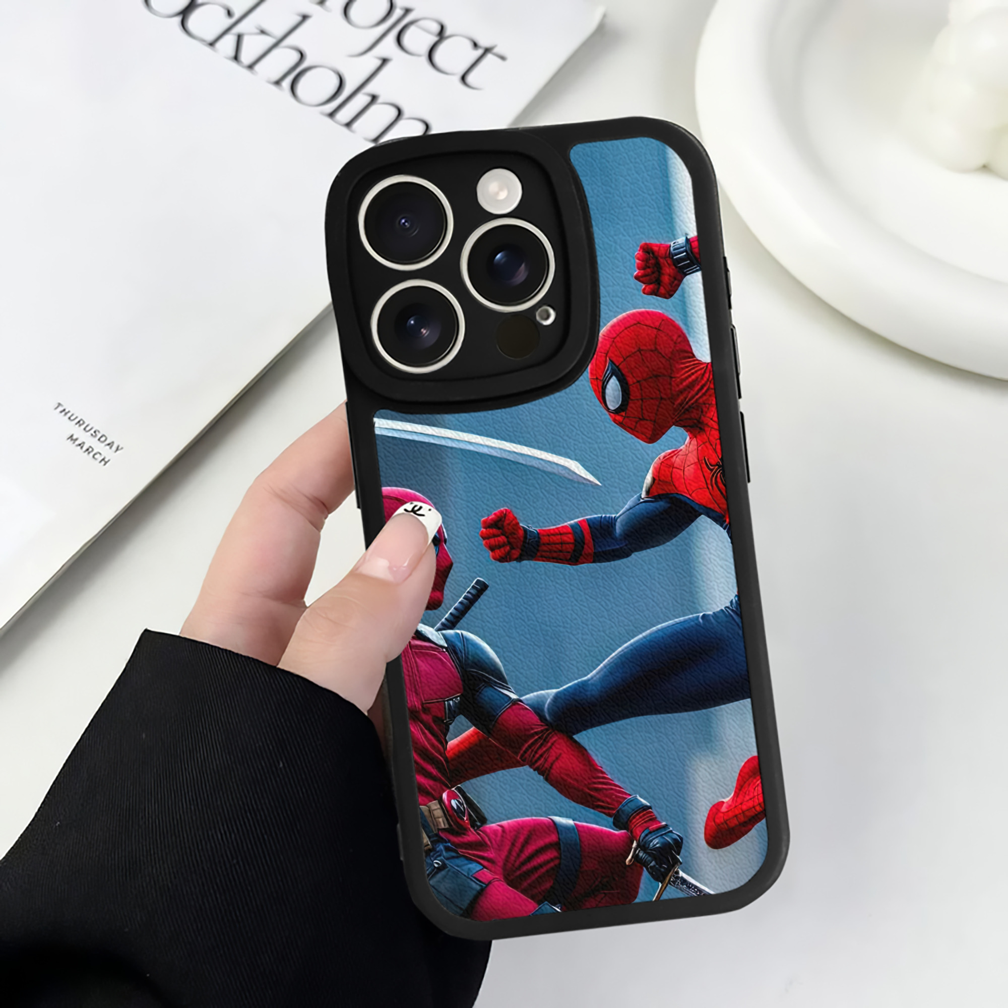Spider Man スパイダーマン 【iPhone 16シリーズ対応】シリコンスマホケース（レザー調） 材質：シリコン